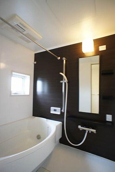 画像8:【浴室】24時間換気システム、追焚給湯機能付です。アクセントパネルがとてもお洒落ですよ。なんと浴室暖房乾燥機もついてます。