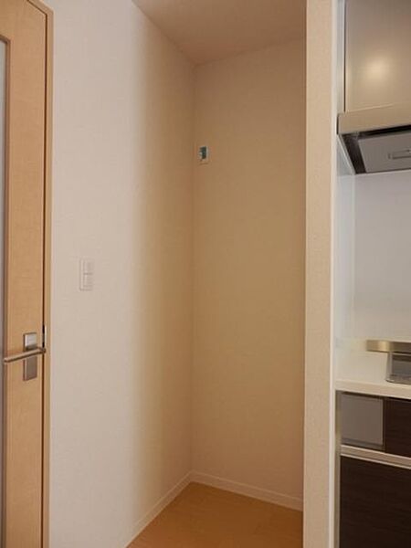 画像10:システムキッチン横は冷蔵庫スペースです
