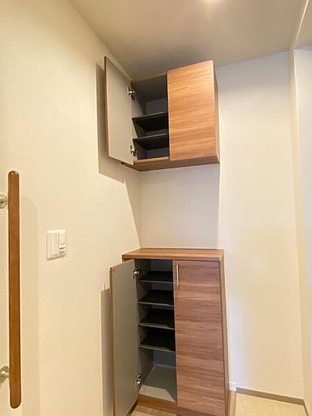 画像16:【玄関】上下に分かれたシューズボックスは豊富な収納力。可変式の棚になっているのでブーツもすっきり収納ができます。カウンターに小物などを飾ってギャラリーのような高品位な空間を演出できます。