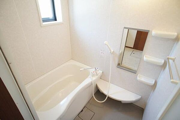 画像18:お風呂はくつろぎの空間ですね。小窓の光が、浴室も明るい印象に変えてくれます。