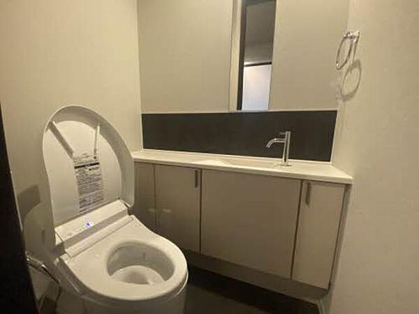 画像9:暖房洗浄便座付きのトイレ空間には鏡と手洗台も用意しております。