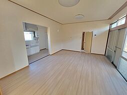 八幡公園前貸家 4DKのリビング/ダイニング