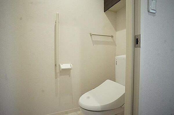 画像17:温水洗浄便座を採用した白基調で生活環のあるトイレです。