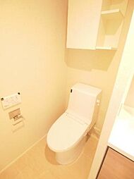 多機能便座付きトイレです。多機能便座のリモコンが壁付けなのと手洗い器のないタイプのトイレなのでお掃除が簡単です。