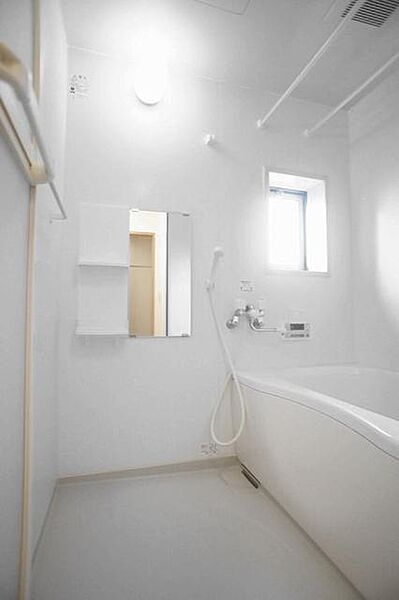 画像12:■浴室■1日の疲れを癒してくれる浴室は換気に嬉しい小窓付♪