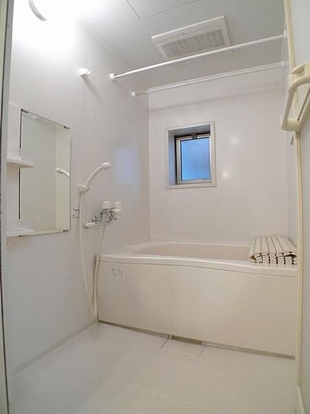 画像13:【浴室】浴室には小窓付き☆シャンプーなどの小物を置く棚や鏡も付いています☆※お風呂の蓋は付属品ではございません。