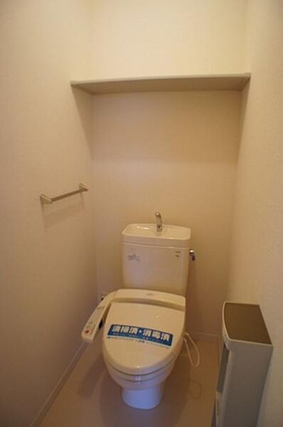 画像15:温水洗浄暖房便座付です！！上部には棚がついております！！