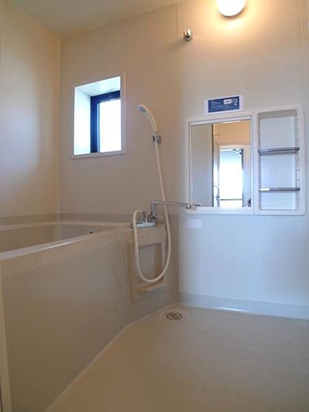 画像15:【浴室】浴室には小窓付き☆シャンプーなどの小物を置く棚や鏡も付いています☆