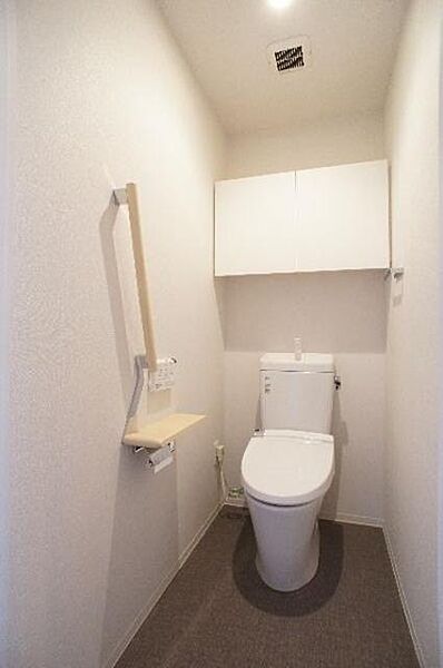 ■□■　トイレ　■□■　多機能便座付きのトイレです。他の水周りとは完全に独立しております。