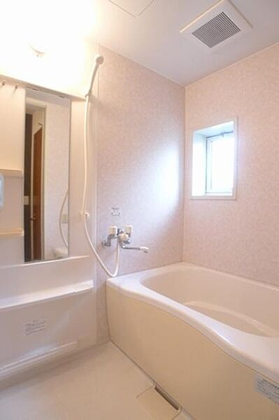 その他画像：お風呂には換気扇と小窓付き。