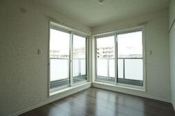 玄関横の洋室にはバルコニーが付いております。