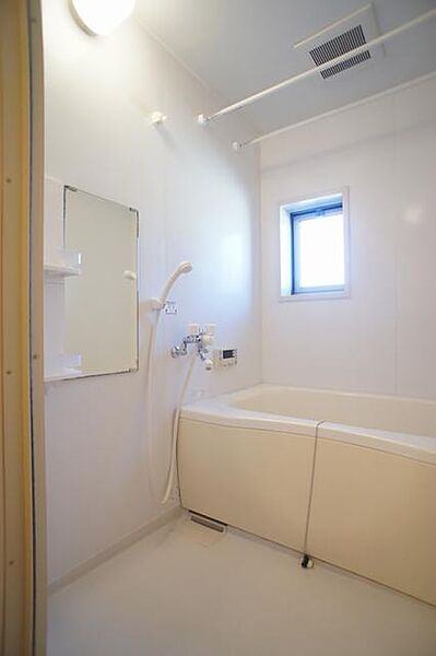 画像13:■浴室■1日の疲れを取るお風呂は白を基調とした清潔感ある浴室。沸かし直しができて経済的な追焚機能付き☆