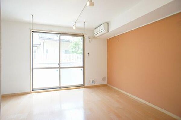 画像7:【洋室】オレンジのアクセントクロスがおしゃれなお部屋です☆