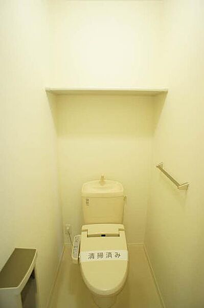 画像10:【トイレ】今や老若男女に必須アイテムの温水洗浄便座です！上部には空間を利用しトイレットペーパー等をストックできる棚が付いています♪