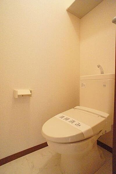 画像14:○温水洗浄暖房機能付きトイレ○　便利な多機能トイレです！上の棚は日用品置き場にどうぞ。快適なひと時をあなたに・・・