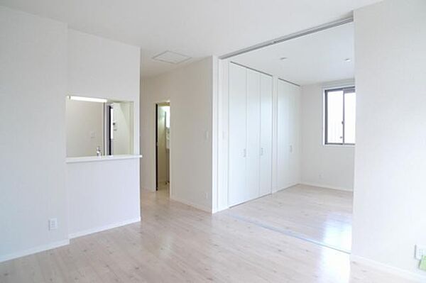 その他画像：【ＬＤＫ】清潔感のある白を基調に明るくシンプルなコーディネーションは、部屋を明るくやさしい印象にし、家具カラーアレンジしやすい♪