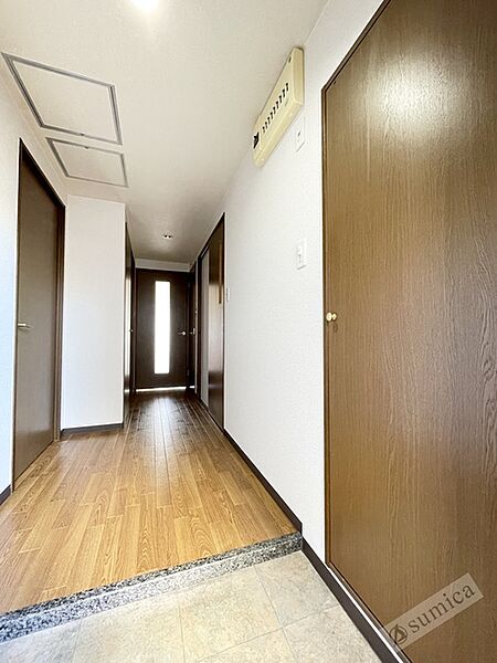 画像12:玄関は長めの廊下で解放感を演出します。