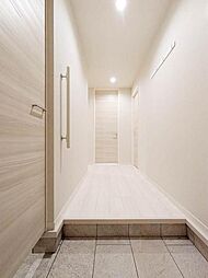 【玄関】玄関には、全身鏡が！お出かけ前に身だしなみチェックもできますね♪