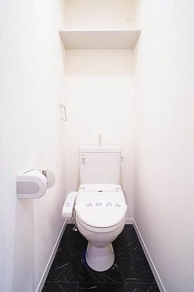 画像12:ＩＮＡＸ製シャワートイレ。温感便座仕様で収納棚・タオル掛けも備え付けです。