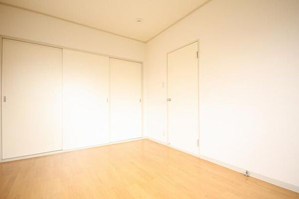 画像11:オーク系の床とホワイト系の扉が開放的な雰囲気をかもしだします。