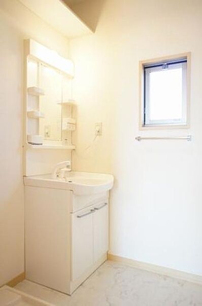 画像10:鏡の両脇に収納スペースを確保した洗髪洗面化粧台は、水栓がリフトアップするので洗髪もラクラク♪上部には棚があるので、掃除用品等の収納にも便利♪