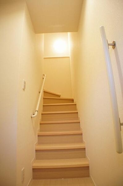 画像12:住層タイプの物件のため、玄関は全て1階にございます。玄関に入って階段を登れば居室空間が広がります。