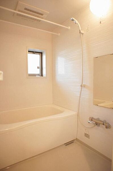 画像10:白を基調とした清潔感のある浴室です！こちらには浴室乾燥機がございます！