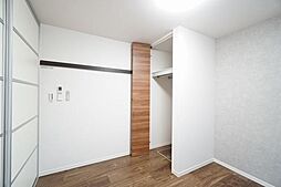 【洋室】クローゼットタイプの収納がございます。