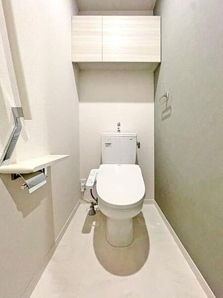 画像8:【トイレ】床はホワイトの大理石調、清潔感の中に品のある雰囲気のトイレです。