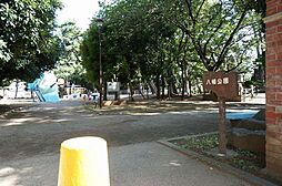 道路向かいの「八幡公園」天気の良い日は公園で過ごしてみては♪
