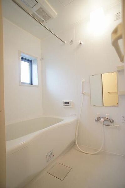 画像9:■浴室■1日の疲れを癒してくれる浴室は換気に嬉しい小窓付♪