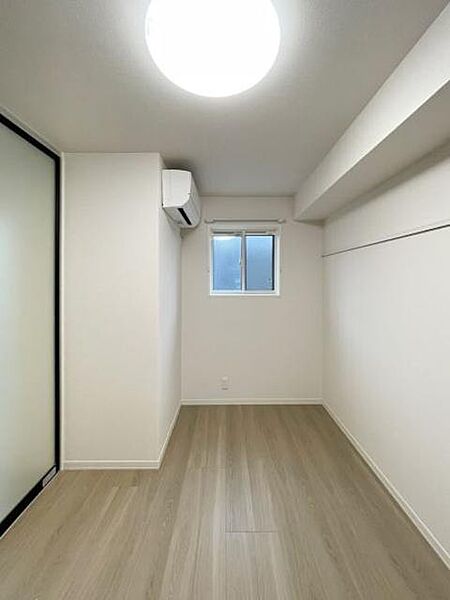 画像4:【洋室】5.6帖の洋室スペースの明かりは調色タイプを設置。勉強や仕事に集中するときは、昼白色、寛ぎたいときは温かみのある電球色にと、部屋のムードを変えられます。