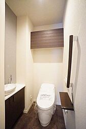 【トイレ】　温水洗浄機能付き　収納棚付き・手洗い付き
