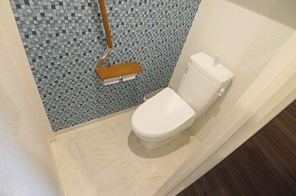 画像13:トイレは洗浄機能付き暖房便座が設備であります！棚もございますので、掃除用具やトイレットペーパーを収納するのに便利です♪