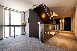 室内廊下仕様のホテルライクは上質な共用空間です。写真左側にはエレベーターがございます。