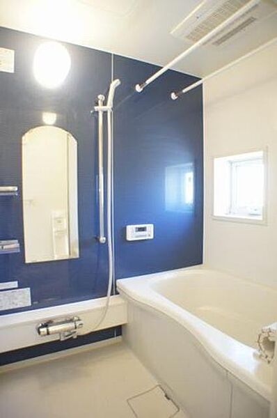 画像6:ブルーの壁面が印象的！手の届きやすい位置にカウンター。シャワースタンドはワンタッチで高さ調整可能！水はけの良い床など、機能性の高い浴室♪