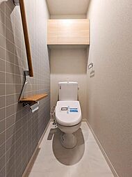 【トイレ】シャワートイレ。上部には扉付きの収納棚がありますので、見られたくないトイレ用品の収納に一役買います。