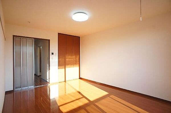 画像8:■洋室■　ＬＥＤシーリングライトを備えた洋室は明るく、シーンに合わせて光の強さを変更することができます。ライトはリモコン付きです。