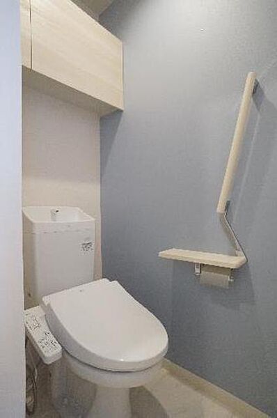 画像16:【トイレ】洗浄機能付暖房便座です！上部には空間を利用しトイレットペーパー等をストックできる棚が付いています♪