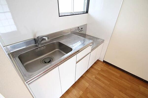 画像10:◆キッチン◆シングルレバー水栓あり♪小窓があるので明るいキッチン。