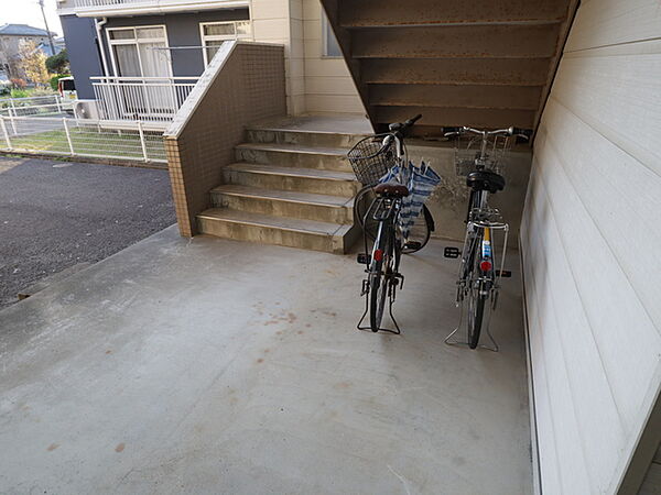 画像18:階段の前に自転車も停められます