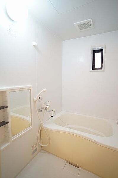 その他画像：【浴室】明るい浴室になります♪小窓が付いてため、換気にもお使い頂けます♪