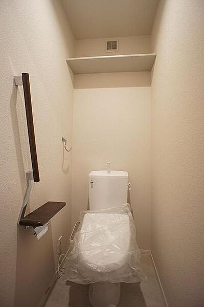 画像4:【トイレ】今や老若男女に必須アイテムの洗浄機能付暖房便座です！上部には空間を利用しトイレットペーパー等をストックできる棚が付いています♪