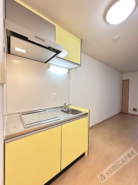 画像17:差し色の黄色が映える明るいキッチンです^^