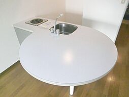 [キッチン] 大きなテーブルの付いたカウンターです。