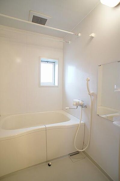 画像13:○清潔感のある浴室○　疲れを癒すお風呂タイムはやっぱり清潔感のある空間で♪24時間換気システムと物干し竿が付いてます。