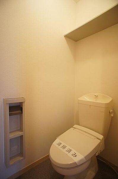 画像12:【トイレ】洗浄機能付暖房便座です！上部には空間を利用しトイレットペーパー等をストックできる棚が付いています♪