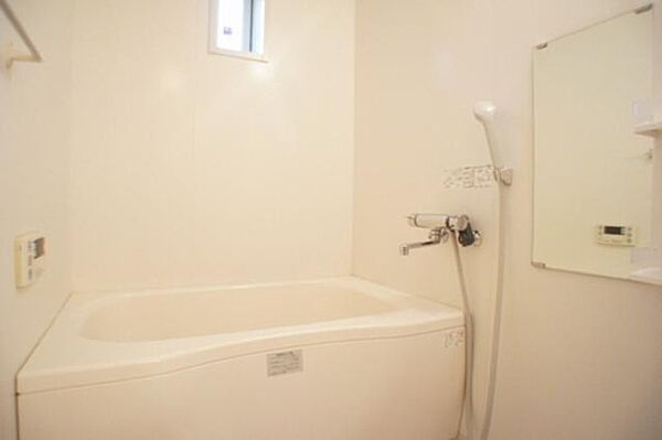 画像8:換気と採光を考慮した小窓があって明るく清潔感あるバスルームは、沸かし直しができる追焚給湯機能付き♪