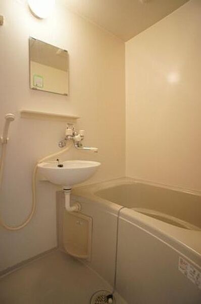 画像9:【浴室】洗面台付きのバスルームです☆