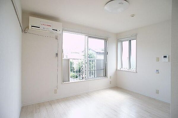 画像3:居室は2面に窓があり、陽当たり・通風共に良好です♪LED照明とエアコンが付いています♪